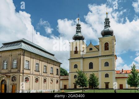 Kraliky, Tschechische Republik - Juli 12,2021. Berg der Heiligen Mutter mit grünem Innenhof und barockem Hedec-Kloster in Ostböhmen.berühmte Wallfahrt Stockfoto