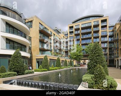 Neues Wohngebiet am Flussufer an der Kew Bridge, West-London, neben der Themse. Stockfoto