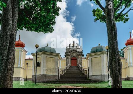 Berg der Heiligen Mutter mit barockem Hedec-Kloster und Gasse in Ostböhmen, Tschechien.berühmter Wallfahrtsort.religiöser Hintergrund Stockfoto