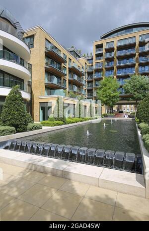 Neues Wohngebiet am Flussufer an der Kew Bridge, West-London, neben der Themse. Stockfoto