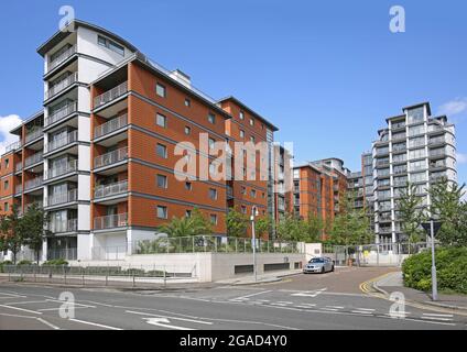 Neue Wohnbaumaßnahmen an der Kew Bridge Road, Brentford, West London. Apartmentblocks bieten einen Blick auf die Themse. Ecke Holland Gardens. Stockfoto