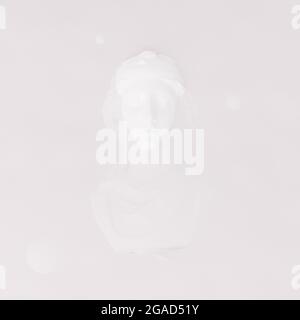Der Kopf oder die Büste der Aphrodite, die in Milch schwimmt. Cover für Musikalben. Vaporwave-Konzept. Weißer Hintergrund. 3d-Rendering, 3d-Illustration. Abstrakte Kunst Stockfoto