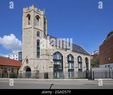 St Georges Church, Kew Bridge Road, Brentford, Großbritannien. Viktorianische Kirche, die zur Wohnnutzung umgebaut wurde. Beherbergt 21 luxuriöse Apartments neben der Themse Stockfoto