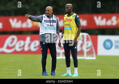 Der italienische Trainer Luciano Spalletti von SSC Napoli spricht mit dem nigrischen Stürmer Victor Osimhen von SSC napoli am ersten Tag des ssc napoli Trainingslagers 2020-21 im val di Sole im trentino, dimaro folgarida Stockfoto