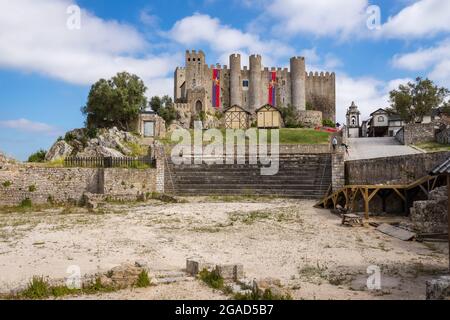 Obidos, Portugal - 30. Juni 2021: Auf dem Gipfel des Hügels in Obidos liegt diese wunderschöne Burg Stockfoto