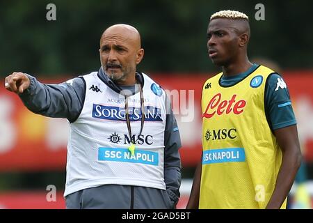 Der italienische Trainer Luciano Spalletti von SSC Napoli spricht mit dem nigrischen Stürmer Victor Osimhen von SSC napoli am ersten Tag des ssc napoli Trainingslagers 2020-21 im val di Sole im trentino, dimaro folgarida Stockfoto