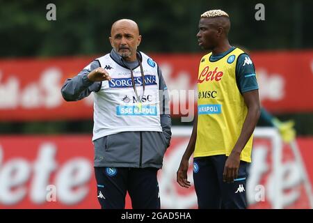 Der italienische Trainer Luciano Spalletti von SSC Napoli spricht mit dem nigrischen Stürmer Victor Osimhen von SSC napoli am ersten Tag des ssc napoli Trainingslagers 2020-21 im val di Sole im trentino, dimaro folgarida Stockfoto