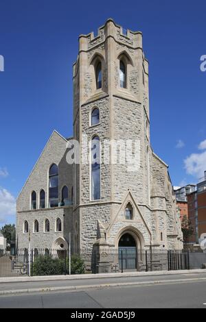 St Georges Church, Kew Bridge Road, Brentford, Großbritannien. Viktorianische Kirche, die zur Wohnnutzung umgebaut wurde. Beherbergt 21 luxuriöse Apartments neben der Themse Stockfoto