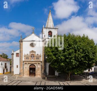 Obidos, Portugal - 30. Juni 2021: Blick auf die Kirche Santa Maria Stockfoto