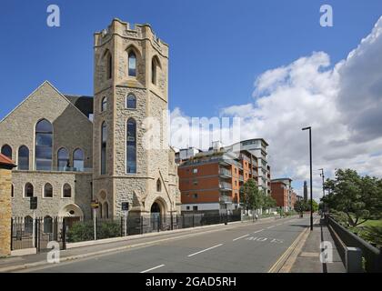 St Georges Church, Kew Bridge Road, Brentford, Großbritannien. Viktorianische Kirche, die zur Wohnnutzung umgebaut wurde. Beherbergt 21 luxuriöse Apartments neben der Themse Stockfoto