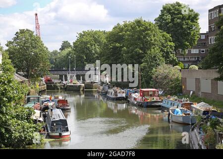 Hausboote vertäuten auf dem Fluss Brent in Brentford, West London, Großbritannien. Zeigt Brentford Lock. Blick flussabwärts Richtung Themse. Stockfoto