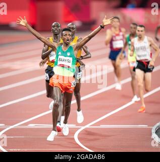 Tokio, Japan. 30. Juli 2021; Olympiastadion, Tokio, Japan: Tag der Olympischen Sommerspiele 2020 in Tokio 7; Endspiel der Herren über 10,000 Meter asBAREGA Selemon (ETH) gewinnt das Rennen in einer Zeit von 27:43.22 und CHEPTEGEI Joshua und KIPLIMO Jacob aus Uganda werden 2. Und 3. Platz.Credit: Action Plus Sports Images/Alamy Live News Stockfoto