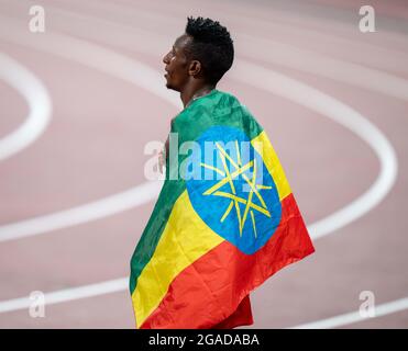 Tokio, Japan. 30. Juli 2021; Olympiastadion, Tokio, Japan: Tag der Olympischen Sommerspiele 7 in Tokio 10,000; Finale der Herren über 2020 Meter, BAREGA Selemon (ETH) gewinnt das Rennen in einer Zeit von 27:43.22 Credit: Action Plus Sports Images/Alamy Live News Stockfoto