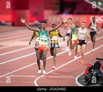 Tokio, Japan. 30. Juli 2021; Olympiastadion, Tokio, Japan: Tag der Olympischen Sommerspiele 2020 in Tokio 7; Endspiel der Herren über 10,000 Meter asBAREGA Selemon (ETH) gewinnt das Rennen in einer Zeit von 27:43.22 und CHEPTEGEI Joshua und KIPLIMO Jacob aus Uganda werden 2. Und 3. Platz.Credit: Action Plus Sports Images/Alamy Live News Stockfoto