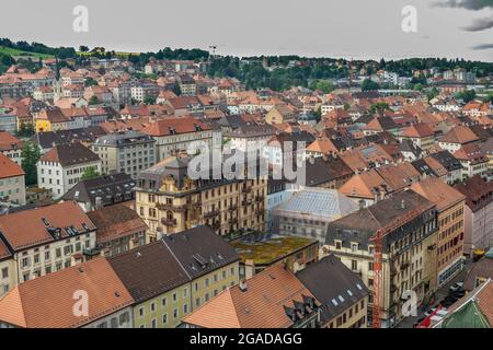 La-Chaux-de-Fonds, Schweiz - 7. Juli 2021: Historische Schachbrettstruktur des Stadtzentrums Stockfoto