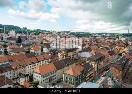 La-Chaux-de-Fonds, Schweiz - 7. Juli 2021: Historische Schachbrettstruktur des Stadtzentrums Stockfoto