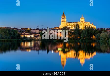 Die Kathedrale von Salamanca spiegelt sich im Fluss Tormes in Spanien wider Stockfoto