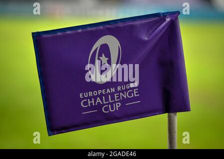 Swansea, Wales. 12. Dezember 2020. Eine Eckflagge des European Rugby Challenge Cup während des Vorlauf-Etappenspiels zwischen Ospreys und Castres Olympique im Liberty Stadium in Swansea, Wales, Großbritannien, am 12. Dezember 2020. Sportstadien in ganz Großbritannien unterliegen aufgrund der Coronavirus-Pandemie weiterhin strengen Beschränkungen, da staatliche Gesetze zur sozialen Distanzierung Fans innerhalb von Veranstaltungsorten verbieten, was dazu führt, dass Spiele hinter verschlossenen Türen gespielt werden. Quelle: Duncan Thomas/Majestic Media/Alamy Live News. Stockfoto