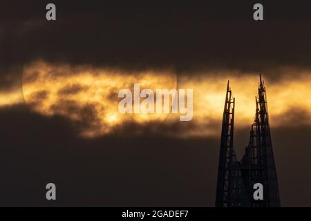 London, Großbritannien. Juli 2021. UK Wetter: Dramatischer Abenduntergang über dem Wahrzeichen des Wolkenkratzers Shard. Kredit: Guy Corbishley/Alamy Live Nachrichten Stockfoto