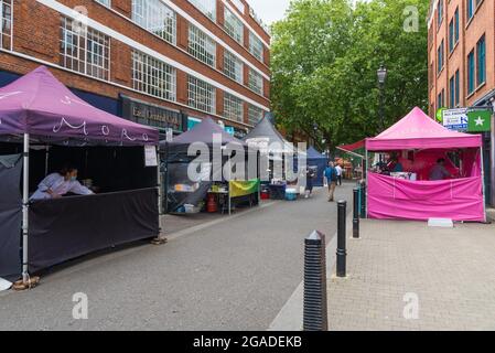 Menschen, die Lebensmittel an Straßenständen auf dem Exmouth Market, Clerkenwell, London, England, Großbritannien, kaufen Stockfoto