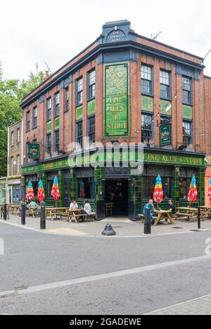 Menschen, die sich entspannen und einen Drink an Tischen vor dem Exmouth Arms, Exmouth Market, London, England, Großbritannien, genießen Stockfoto