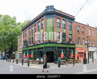 Menschen, die sich entspannen und einen Drink an Tischen vor dem Exmouth Arms, Exmouth Market, London, England, Großbritannien, genießen Stockfoto