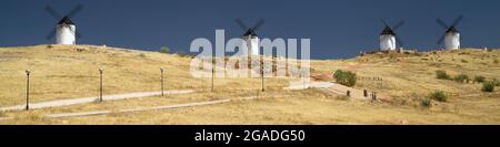 Windmühlen des Hügels von San Anton in Alcazar de San Juan, Ciudad Real, Spanien. Stockfoto