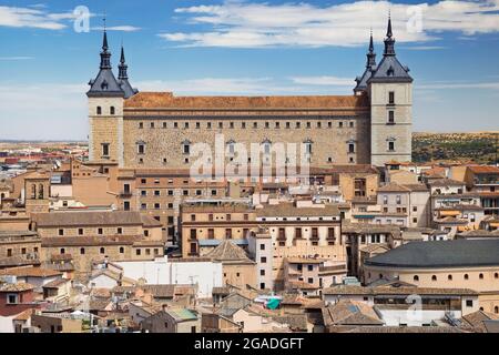 Alcazar von der Spitze des Glockenturms der Kirche San Ildefonso aus gesehen, Toledo, Spanien. Stockfoto