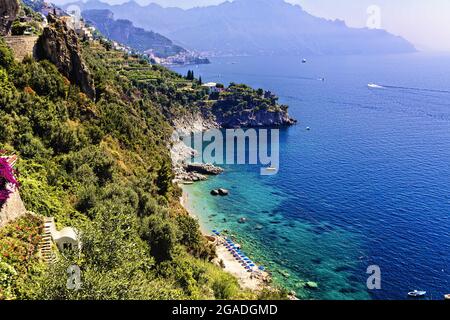 Hochwinkelansicht der Amalfiküste bei Conca Dei Marini, Campnaia, Italien Stockfoto