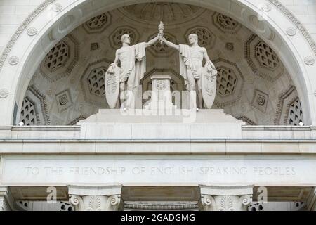 Portikus des Bush House - verzierte Statuen und der Satz "zur Freundschaft der englischsprachigen Völker". Teil des Campus der Kings College London University. Stockfoto