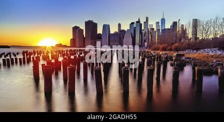 Sonnenuntergang in Lower Manhattan von Brooklyn aus, New York City, USA Stockfoto
