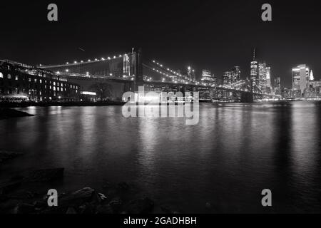 Brooklyn Bridge mit Lower Manhattan bei Nacht, Brooklyn New York City Stockfoto