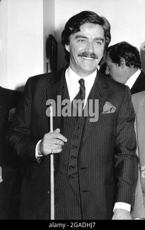 Cliff Thorburn, ein kanadischer Profi-Snooker-Spieler, nimmt am 19. Februar 1987 an einem Promi-Event in London Teil. 1980 wurde er Weltmeister. Stockfoto