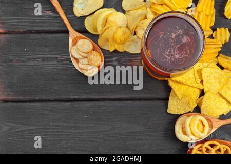 Bier und Snacks auf Holztisch legern. Stockfoto