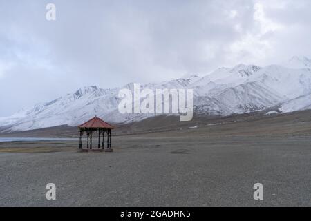 Aufnahme des Pangong Tso, der auch als Pangong Lake bezeichnet wird, einem endorheic See im Himalaya. Stockfoto