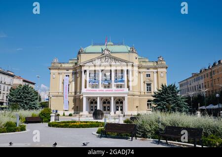 Rijeka, Kroatien August 2020. Das Kroatische Nationaltheater Ivan pl. Zajc in Rijeka, allgemein als HNK Zajc bezeichnet, ist ein Theater, Oper und Ballett ho Stockfoto