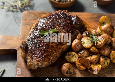 Hausgemachtes New York Strip Steak mit gebratenen Kartoffeln Stockfoto