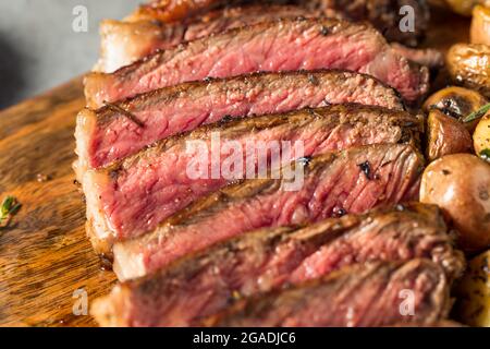 Hausgemachtes New York Strip Steak mit gebratenen Kartoffeln Stockfoto