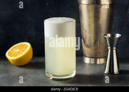 Erfrischender Lemon Gin Fizz mit einem Eierweiß Stockfoto