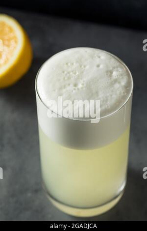 Erfrischender Lemon Gin Fizz mit einem Eierweiß Stockfoto