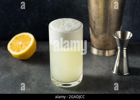 Erfrischender Lemon Gin Fizz mit einem Eierweiß Stockfoto