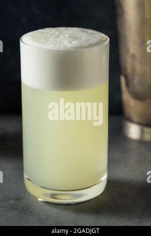 Erfrischender Lemon Gin Fizz mit einem Eierweiß Stockfoto
