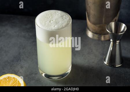Erfrischender Lemon Gin Fizz mit einem Eierweiß Stockfoto