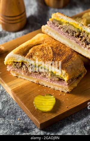 Herzhaftes hausgemachtes Cubano Pork Sandwich mit Schinken und Senf Stockfoto