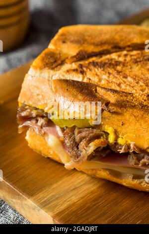 Herzhaftes hausgemachtes Cubano Pork Sandwich mit Schinken und Senf Stockfoto