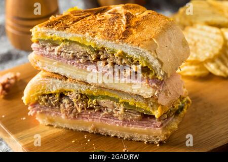 Herzhaftes hausgemachtes Cubano Pork Sandwich mit Schinken und Senf Stockfoto