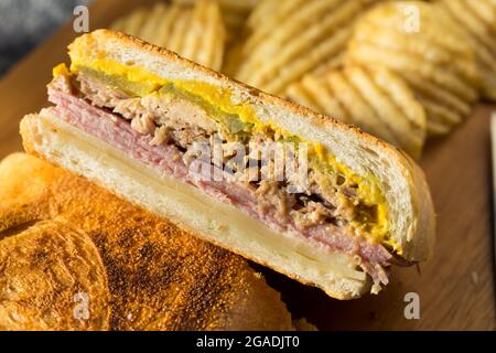 Herzhaftes hausgemachtes Cubano Pork Sandwich mit Schinken und Senf Stockfoto