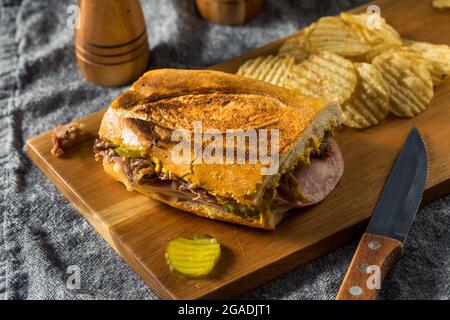 Herzhaftes hausgemachtes Cubano Pork Sandwich mit Schinken und Senf Stockfoto