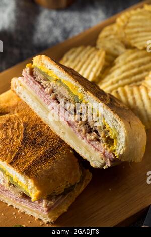 Herzhaftes hausgemachtes Cubano Pork Sandwich mit Schinken und Senf Stockfoto