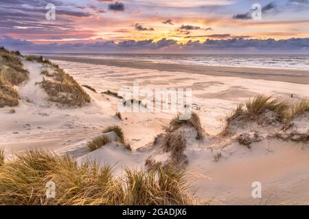 Blick auf den Sonnenuntergang von der Düne über der Nordsee von der Insel Ameland, Friesland, Niederlande Stockfoto